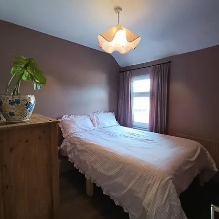 Stylish Home, Five Min Walk To Centre