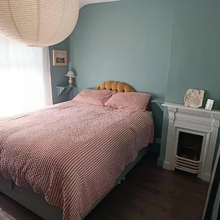 Stylish Home, Five Min Walk To Centre